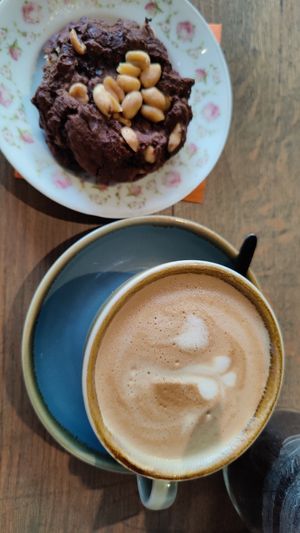 Choco and peanut cooking. Flat white at Spread The Moon in Brussels