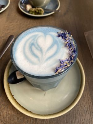 Blue moon latte  at Spread The Moon in Brussels