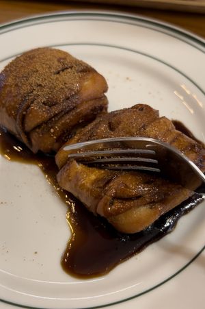 Dessert-glazed cinnamon buns!   at Alt.a in Seoul