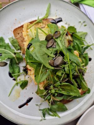 Brot mit Humus und Avocado at Café Mia in Lemgo