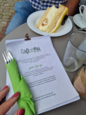 Speisekarte und Zitronen-Windbeutel-Torte at Café Mia in Lemgo