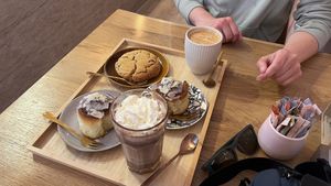 Cookie vegan, cinnamon rolls vegan, flat white au lait d’avoine et chocolat chaud classique.  at My Mom's in Salzburg