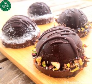Raw, Vegan, gluten free, sugar free
CHOCOLATE & HAZELNUT DOME  at Graines de Folie & Co in Saint-denis