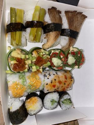 Mixed Box 16 pieces   at Vegamaki Sushi Bar in Porto