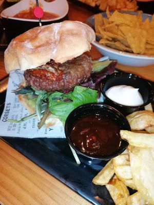 Hamburguesa vegana at El Ojopatio in Malaga