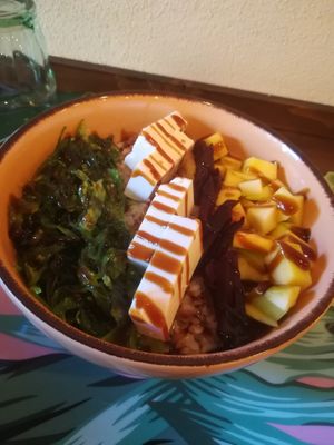 Malie (quinoa alla paprika, wakame, tofu, barbabietola rossa, mango, pomodorino, teryaki) at Ohana Poke in Naples