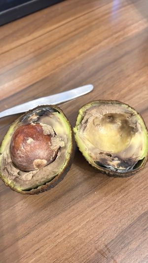 Bio Laden kürzlich zwei Avocados erworben. St. für 1,99 €.  Die Verkäuferin im Obstgeschäft reagierte nicht und schien schlecht gelaunt zu sein. Die Dame wirkte fehl am Platz. at Naturlich Mainz in Mainz