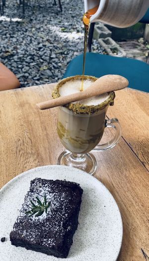 Pistacho latte con salted caramel y brownie de chocolate 😋😋  at La Civeta & el Elefante - Café in Medellin