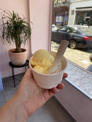 White peach and almond  at Oui Oui - Saint-Gilles in Brussels