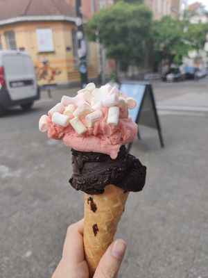 Fraise chocolat marshmallow at Oui Oui - Saint-Gilles in Brussels