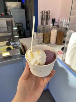 Sticky mango rice and blueberry  at Oui Oui - Saint-Gilles in Brussels