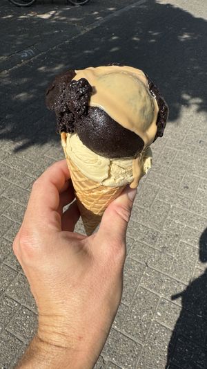 Boule pistache et boule dark choco avec coulis noisette.  at Oui Oui - Saint-Gilles in Brussels