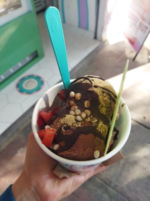 Tiramisú y brownie chocolate+ topping de chocolate, mazapán, fresa y quinoa at Beyond Sugar Heladería in Mexico City