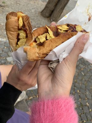 Long & regular pulled “pork” baguette mit Kraut, tortillas chips, jalapeños & nacho “cheese” Soße   at Plänty Sandwiches in Munich