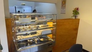 Counter refrigerated display / Vitrina refrigerada at Marvelous Vegan Plant Power Food in Bogota