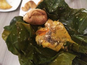 Tamal de garbanzos con champiñones, tofu, salchicha vegan y más 🌽 10/10 at Marvelous Vegan Plant Power Food in Bogota