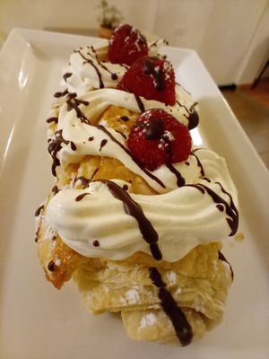 Hojaldre: Frambuesas y crema at Marvelous Vegan Plant Power Food in Bogota