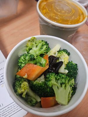 Freah fried broccoli ~ 16/12/23 at Greendot - 绿一点 - AMK in Northeast Singapore