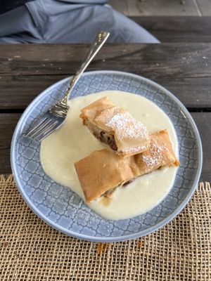 Apfelstrudel mit Rosinen & Vanillesauce  at Goldplatzl am Sonntagsberg in Bad Waltersdorf