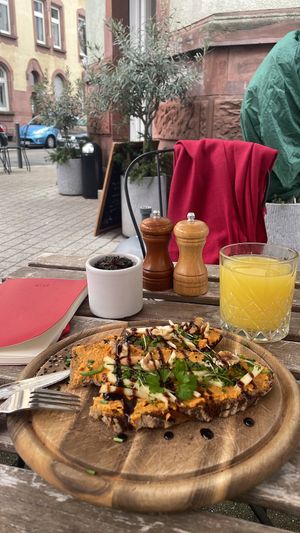 Möhrenstulle und Orangensaft   at Café Heimelig in Frankfurt