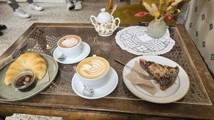Tarta y croissant veganos con chocolate caliente at Café Heimelig in Frankfurt