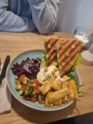 Vegan Hummus Bowl with tofu at Moehre 27 in Coburg