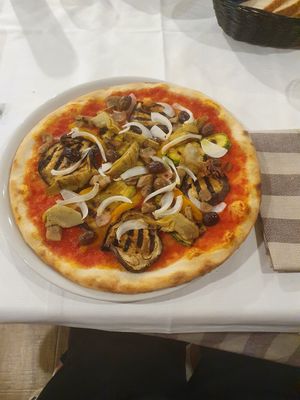 vegan Pizza with mushrooms, onions, artichokes, eggplants and olives at Trattoria Pizzeria Le Due Lune in Levanto