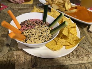 HUMMUS & PINK HUMMUS + CRUDITÉS  at Milana Beerhouse Paraíso in Valladolid