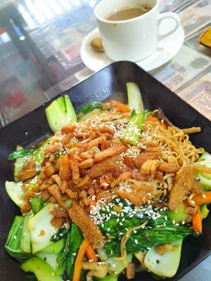 Pad Thai with larp at Reunion Cafe in Vientiane