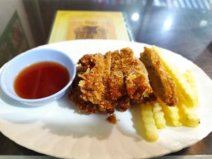 My favorite: crispy chicken 😍 at Reunion Cafe in Vientiane