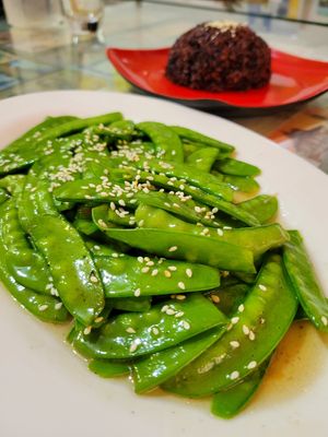 Snow peas at Reunion Cafe in Vientiane