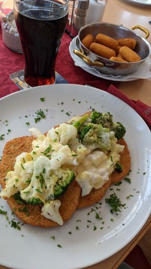 Schnitzel "Dörthe" mit Kroketten - wenig Soße, nicht so würzig at Kum-Luk am Nordstrand in Dahme