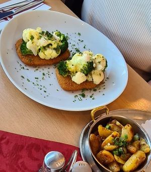 Vegane Dörte (Schnitzel mit Brokkoli/Blumenkohl und veganer Hollandaise) dazu Bratkartoffeln at Kum-Luk am Nordstrand in Dahme