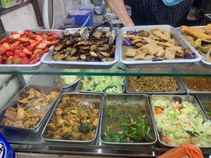 Buffet spread.
Photo by Henry Lau aka  Mr Purple at En Cheng Vegetarian 恩成素 - Maybe closed in Northeast Singapore