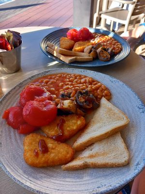 Breakfast with dry toast at FRESH Urban Gastrobar in Benidorm