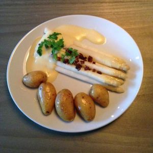 asparagus with hollandaise  at Kopps in Berlin