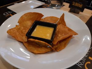 Starter: tortilla chips + vegan cheddar at Restaurant Sublime World in Madrid