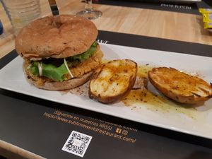 @Veganeando burger (in-house made veggie patty) with baked potatoes at Restaurant Sublime World in Madrid