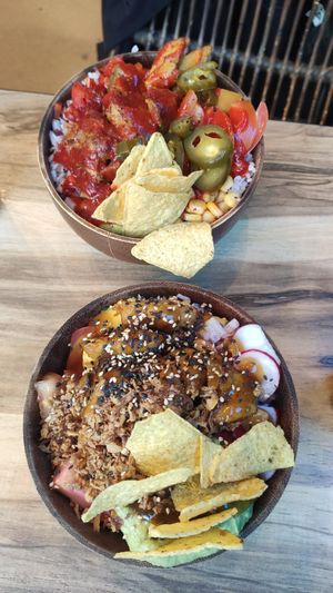 Boven zelf samengesteld, onderste is de standaard vegan chicken at Surfside Poké in Maastricht