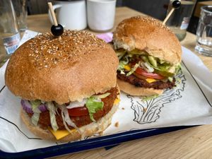 Heerlijke vegan burgers en loaded fries gegeten in dit gezellige restaurant met zeer vriendelijk personeel. Zal hier vaker terug komen. Prijs kwaliteit echt top!! at Björn's Burgers in Amsterdam