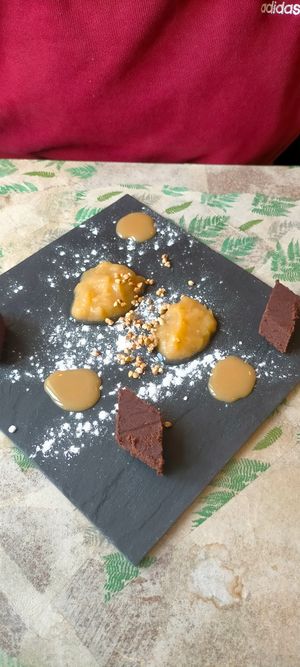 Gâteau chocolat mi-cuit-compotée de pommes épicée-confiture de lait épicée - sarrasin croquant at Les Herbes Folles in Douarnenez