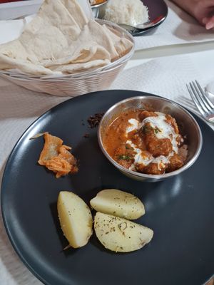 Vegan butter chicken with soya chunks at Mani's in Faro