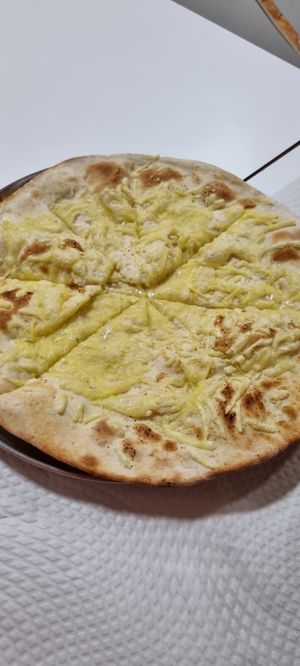 Cheesy garlic bread at Mani's in Faro