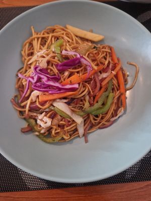 Vegan chowmein at Mani's in Faro