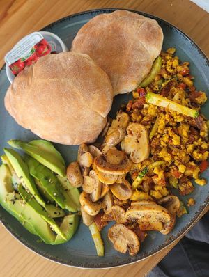 scrambled tofu with vegetables, bread and avocardo at Canttú in Huaraz