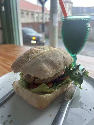 Sandwich de seitan con frappe matcha  at Canttú in Huaraz