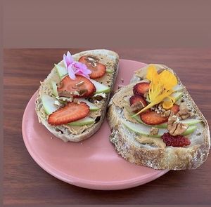 Toast mantequilla de maní  at Hipatia Café in Guadalajara