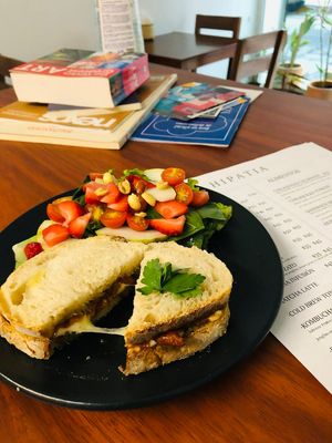 El pan tenía una mermelada de morrón que combinaba muy bien con el queso :D at Hipatia Café in Guadalajara