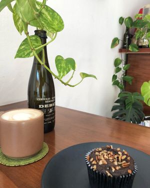 Capuchino con leche de soya, almendra o coco y muffins de chocolate y nuez  at Hipatia Café in Guadalajara