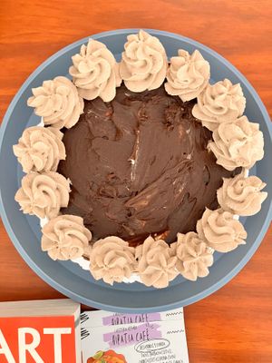 Pastel de snicker y caramelo salado. at Hipatia Café in Guadalajara
